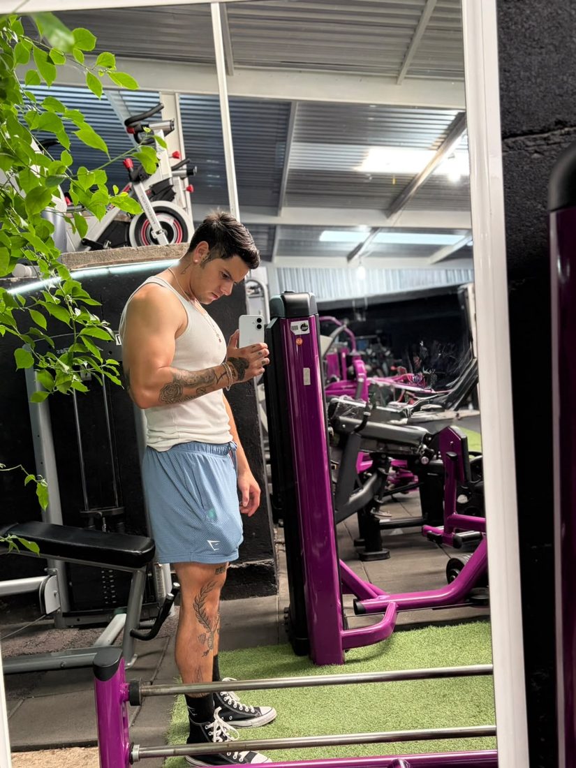 Entrenando en GYM GOKI frente al espejo de la sala