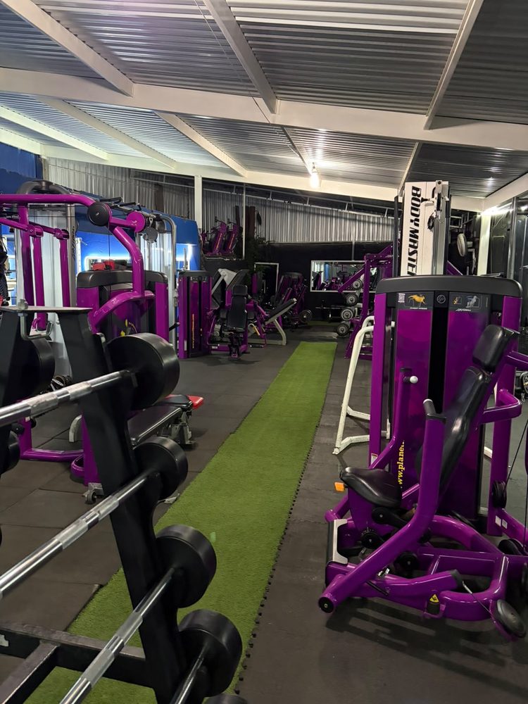 Sala de máquinas de GYM GOKI vista a lo largo del pasillo